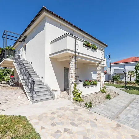 Nur 300 Meter Vom Entfernt Baska (Krk)